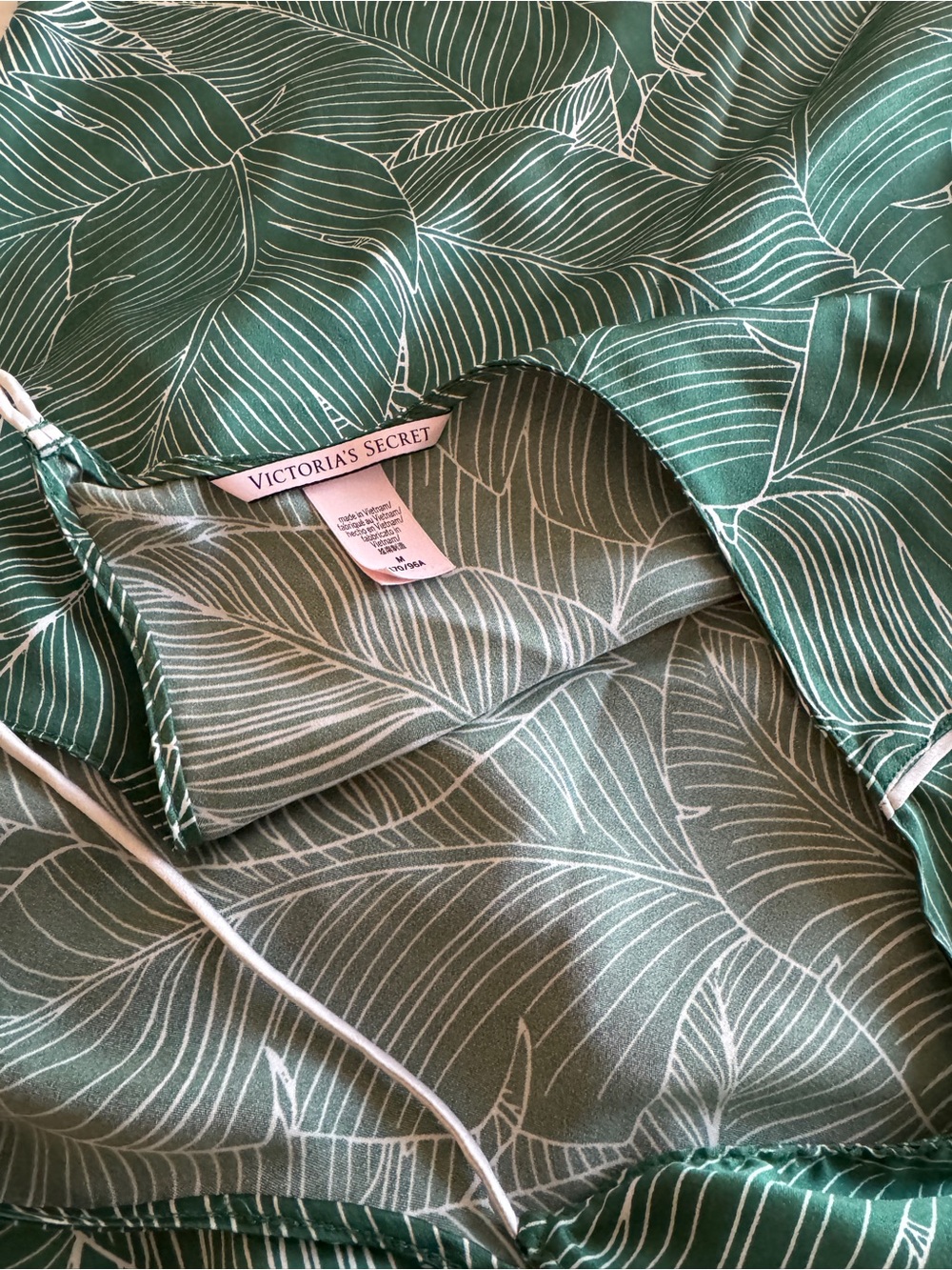 🛍️FINAL PRICE🛍️ Victoria's Secret Green Leaf Satin Cami & Shorts Pajama Set - Picture 8 of 9